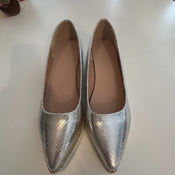 Closed-toe espadrille wedge shoes in a silver snakeskin pattern - Picture 2 of 3